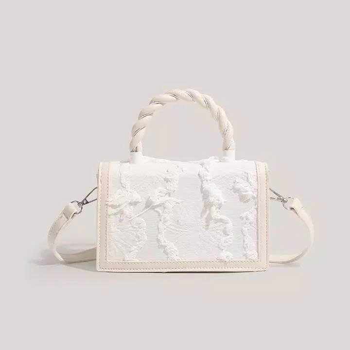 Túi xách nữ trắng thiết kế tua rua phong cách Vantas08 – sang trọng, tinh tế, chuẩn gu Gen Z